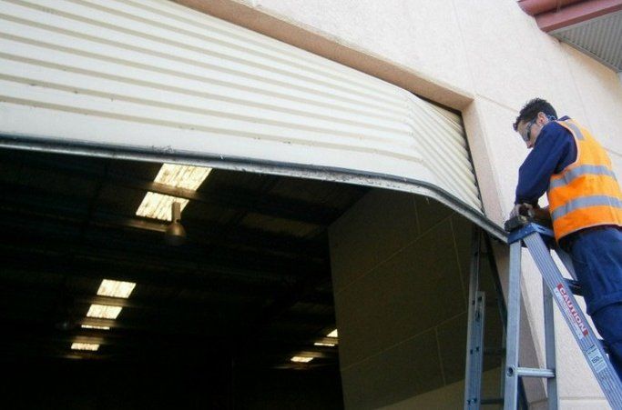 Cửa cuốn bị gẫy nan không hoạt động được hoặc vừahoạt động vừa phát ra tiếng kêu to.